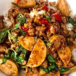 ข้าวกะเพราพริกแห้งหมูสับ+หมูยอโบราณ