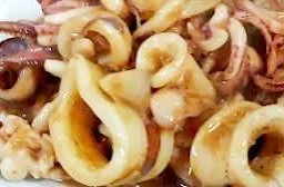 ปลาหมึกน้ำมันหอย ราดข้าว