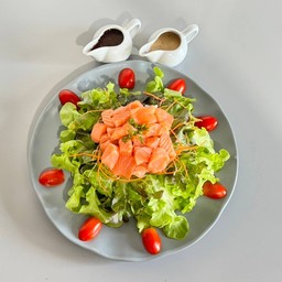 สลัดแซลมอนสด