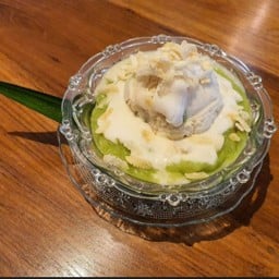 ข้าวเม่าเปียกมะพร้าวอ่อน กับไอศกรีมกะทิสด