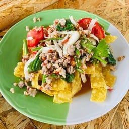 ยำเกี๊ยวกรอบ