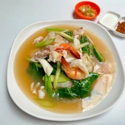 ราดหน้าทะเล (กุ้ง+ปลาหมึก)