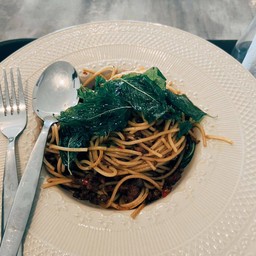 พาสต้ากะเพรากรอบ(เนื้อแองกัส)