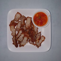 หมูสามชั้นทอดกระเทียมพริกไทย