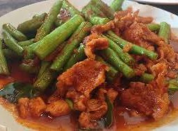 พริกแกงหมูชิ้น ราดข้าว