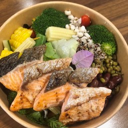 สลัดผักรวมธัญพืช หน้าปลาแซลมอลนอร์เวย์