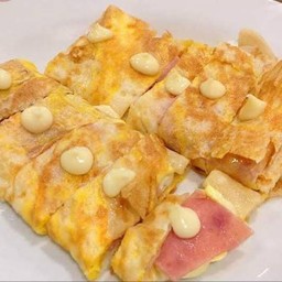 โรตี แฮมไก่+ชีส (Roti with chicken ham and mozzarella cheese)