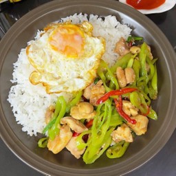 ข้าวไก่ผัดพริกหยวก