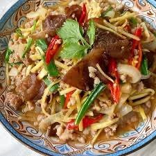 ผัดขิงหมูสับ ราดข้าว