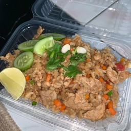 ข้าวผัดหมู ไข่ แครอท ต้นหอม หมูชิ้น