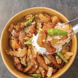 ข้าวสันคอหมูทอดราดพริกกระเทียม