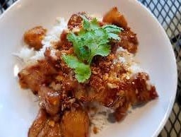 สามชั้นกระเทียม ราดข้าว