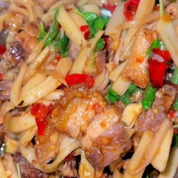 ข้าวหมูกรอบผัดพริกแกงหน่อไม้