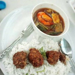 Shrimp Curry With Rice And Fried Pork Cubes