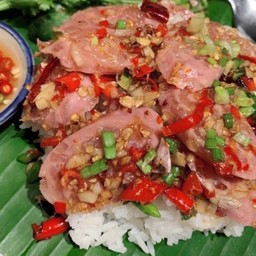 ข้าวราดแหนมกระเทียมโรยพริกสด