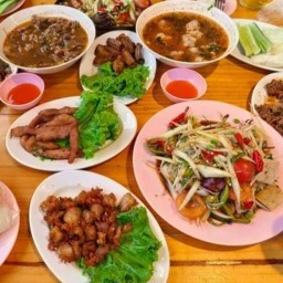 แอบแซ่บ อาหารอีสาน ซอยคุณพระ