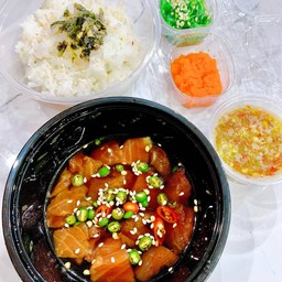 ชุด แซลมอนดองหั่นเต๋าๆ+ข้าวญี่ปุ่น+ไข่กุ้ง+ยำสาหร่าย แถมน้ำจิ้มซีฟู๊ด