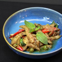 คอหมูย่างผัดพริกแกงเขียวหวาน