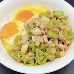 ไก่ผัดพริกหยวก ไข่ดาวx2 ราดข้าว