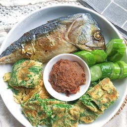 น้ำพริกกะปิ ปลาทูทอด 1 ตัว ชะอมไข่ทอด 2 ใบ ผักสด