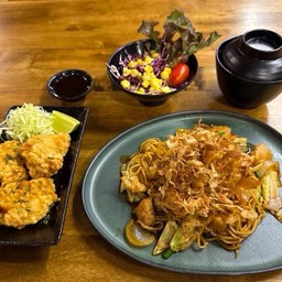 ยากิโซะเซต**1ยากิโซบะหมู 2ซุปมิโซะ 3ไก่คาราเกะ 4สลัดผัก