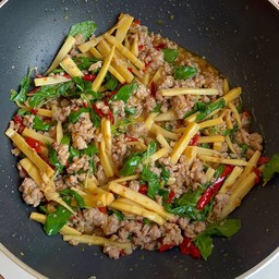 กระเพราหมูสับหน่อไม้