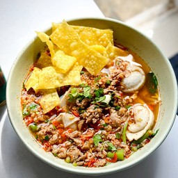 เกี๊ยวปลาต้มยำหมูบะช่อ