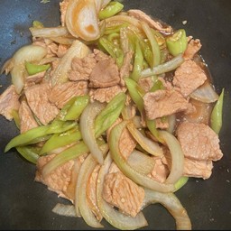 หมูชิ้นผัดพริกหยวก