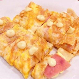 ใส่ไข่+แฮมไก่+ชีส (Egg Roti with chicken ham and mozzarella cheese)