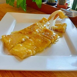 โรตีชีส (ราดนม) (Roti with Mozzarella cheese +condensed milk)