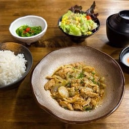 บูตะยากิเซต**1บูตะยากินิกุ 2ซุปมิโซะ 3ยำสาหร่าย 4ไข่ออนเซน 5ข้าวสวยญี่ปุ่น 6สลัดผัก