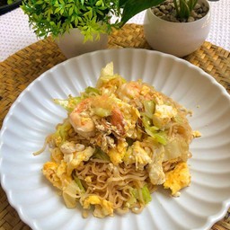 มาม่าผัดไข่ใส่กุ้ง