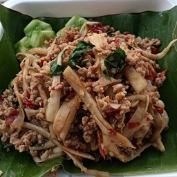 ข้าวกระเพราหมูสับหน่อไม้ดอง