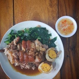 ขาหมู คากิ เป็นกับ