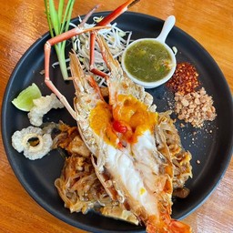 ผัดไทยกุ้งแม่น้ำ