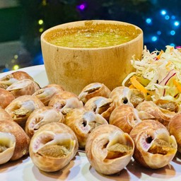 หอยหวานย่างเตาถ่าน ใช้น้ำหอยในตัวอย่างหอยเพื่อเก็บความหวานของหอยไว้ เสริฟร้อนๆ สำหรับคนชอบหอยหวานๆ