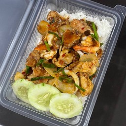 รวมมิตรผัดพริกเผาราดข้าว