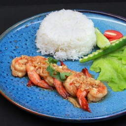 ข้าวราดกุ้งทอดกระเทียมพริกไทย