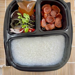 ข้าวต้ม ยำไข่เยี่ยวม้าและกุนเชียงทอด