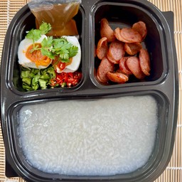 ข้าวต้ม ยำไข่เค็มและกุนเชียงทอด