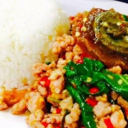ข้าวกะเพราพริกแห้งไข่เยี่ยวม้าโบราณ
