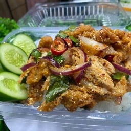 ข้าวยำไก่แซ่บอิ่มจุก