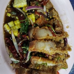 ยำสามชั้นทอด