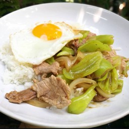หมูชิ้นผัดพริกหยวก ไข่ดาว ราดข้าว