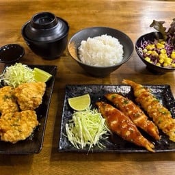 สไปซี่คัตสึเซต**1ท้องแซลมอน+กุ้งเทมปุระสไปซี่ 2ข้าวสวยญี่ปุ่น 3ไก่คาราเกะ 4สลัดผัก 5ซุปมิโซะ
