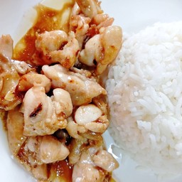 ไก่ผัดกระเทียมพริกไทยราดข้าว