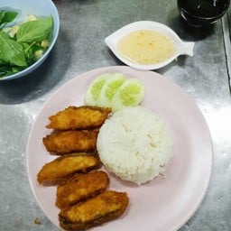 ข้าวหน้าปลากะพงชุบแป้งทอด