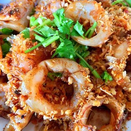 ปลาหมึกทอดกระเทียม ราดข้าว