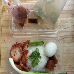 หมูแดง  ข้าวสวย ไข่ต้ม กุนเชียง แตงกวา ต้นหอม น้ำซุปฟักเห็ดหอม