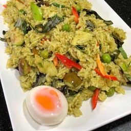 ข้าวผัดแกงเขียวหวานไก่ ไข่ต้ม